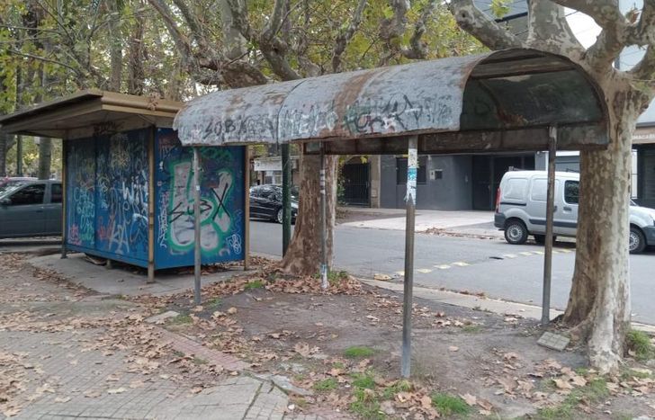 La garita está situada en la intersección de Chacabuco y Arenales, en pleno corazón de Banfield.