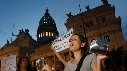 una multitud se manifestara contra la ley bases