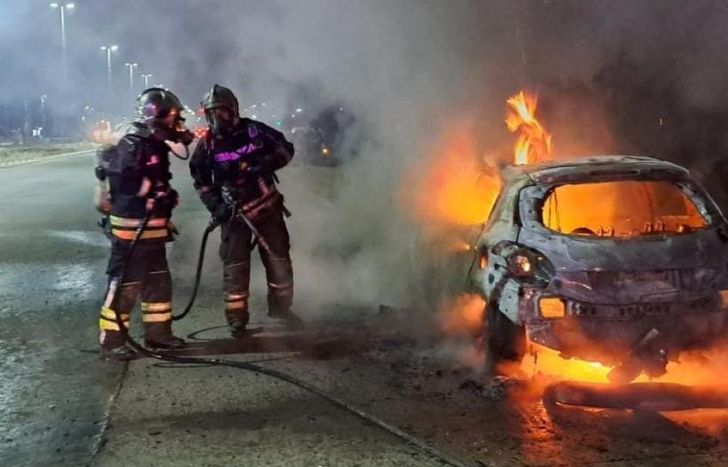 Auto incendiado en Camino de Cintura, cerca de la UNLZ.