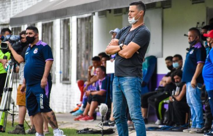 El último partido de Cavalieri en cancha de Sacachispas.