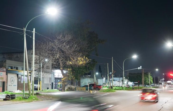 Colocaron más de 200 luces en la Avenida Eva Perón.