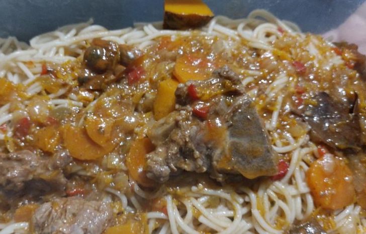 Brindan la cena para 68 familias y más de 100 chicos.