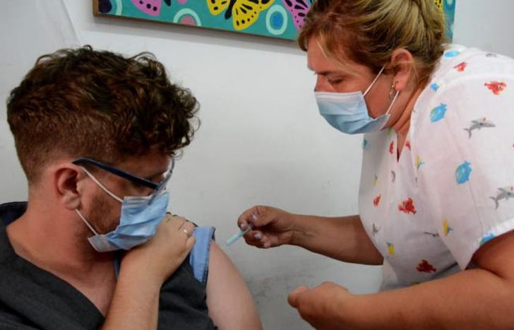 Alvaro Zamo, el primer vacunado en Lomas contra el Covid.