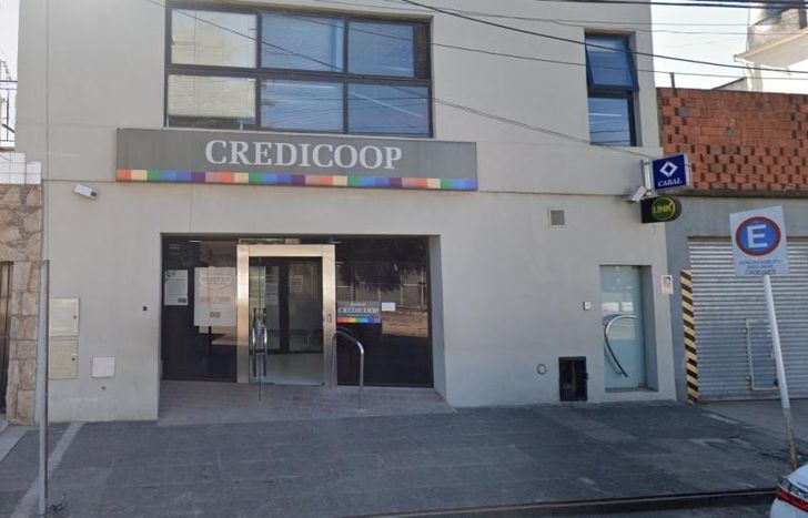 Todo ocurrió en la puerta del Banco Credicoop.