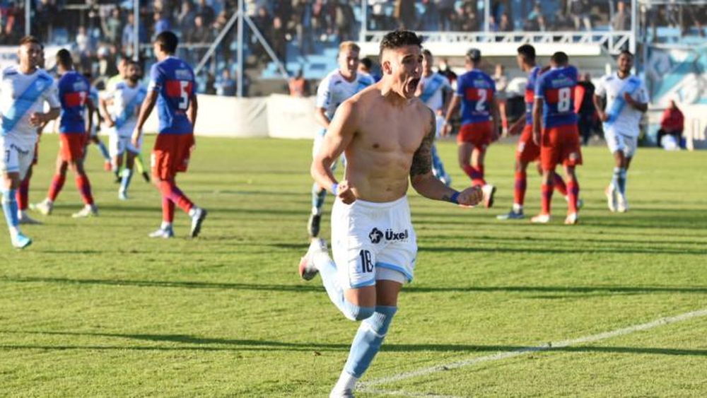 Callejo, desaforado, celebra su gol.