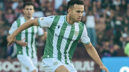 Bisanz jugó 68 partidos con la camiseta de Banfield. Bisanz jugó 68 partidos con la camiseta de Banfield.