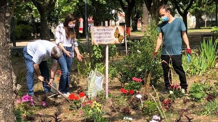 Los vecinos se convocaron para darle color a la plaza central.