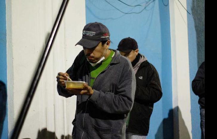 Temperley asiste a 30 personas dentro del club y recibe a varias decenas que buscan un plato de comida.