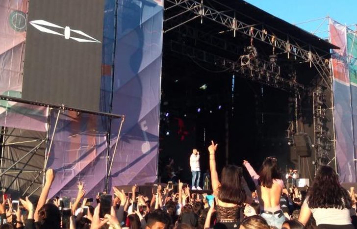 El Duki canta para los vecinos de Lomas en el Parque Eva Perón.