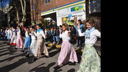 Alumnos bailaron la tradicional música folklórica.