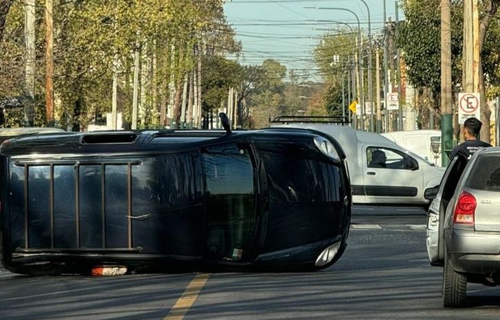 Una camioneta quedó volcada en medio de la calle.