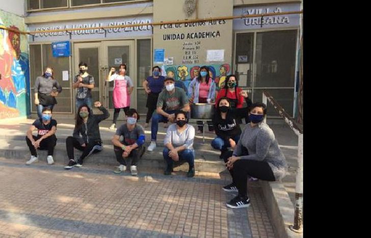 el grupo se junta en la puerta del instituto todos los martes y viernes para ayudar.