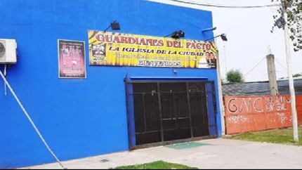 Aseguran que ya no está la faja de seguridad en la puerta del templo.