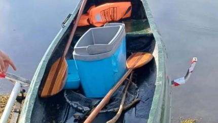 Intentó escapar remando en una canoa.