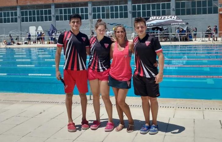 Los chicos del Milrayitas en las piletas de Parque Sarmiento.