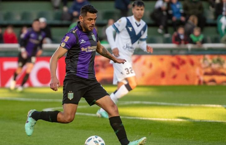 Soraire controla la pelota.