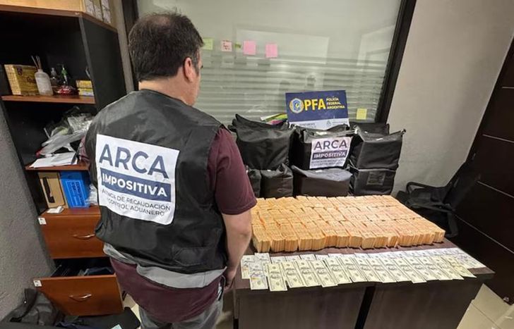 Encontraron dinero, armas y más de 200 empleados en negro.