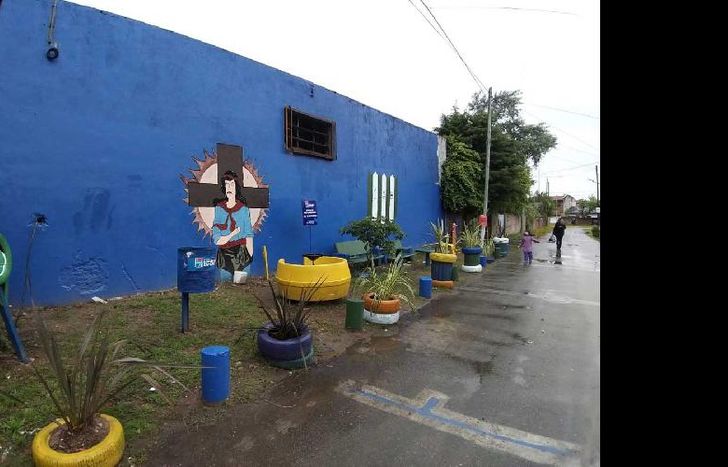 la limpieza y el despeje de la basura se complementó con la colocación de canteros y forestación.