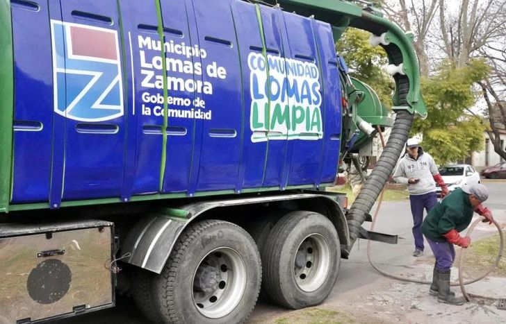 Las cuadrillas se encargan de la desobstrucción de desagües.