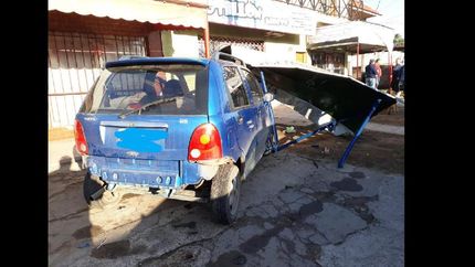lomas: dos autos chocaron y destrozaron una parada de colectivos