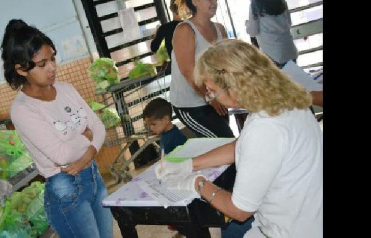 docentes y auxiliares repartieron los productos.