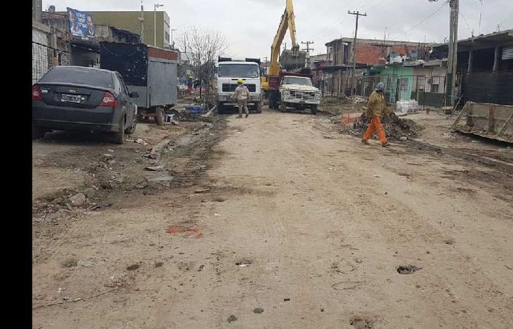 LA OBRA INCLUYE LA PAVIMENTACIÓN DE LAS CALLES.
