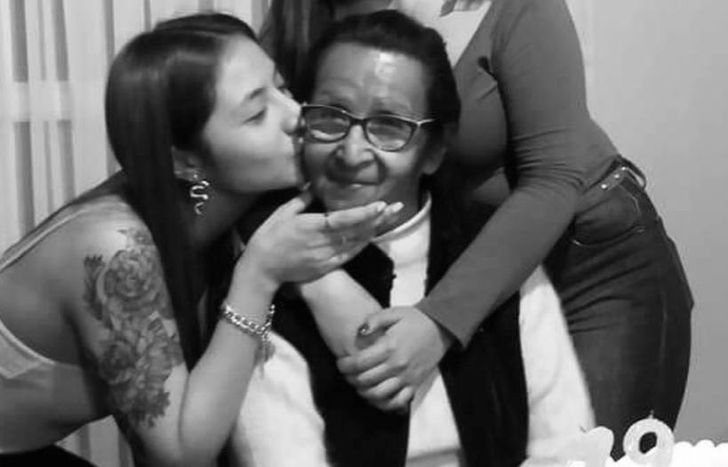 La joven fallecida junto a su abuela.