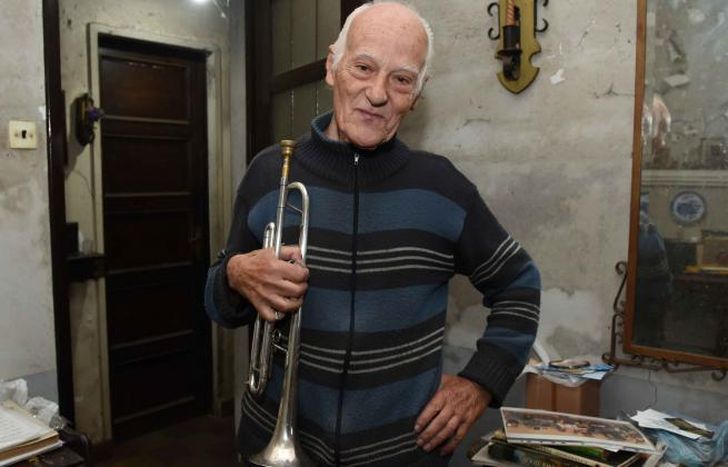 Jaime es un apasionado del jazz y aún toca la trompeta.