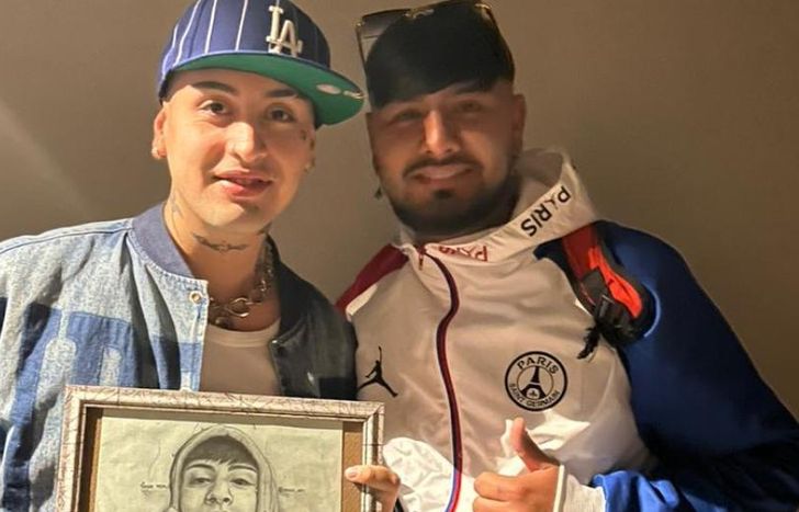 Tiago y Jonathan en el momento de la entrega del dibujo.