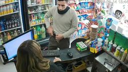 El momento del robo cometido por el policía.