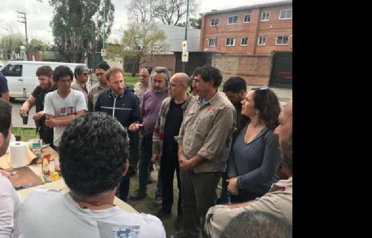 El diputado estuvo hablando con los trabajadores.
