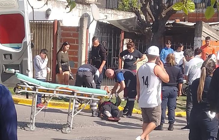 El motociclista fue auxiliado por Emergencias Lomas.