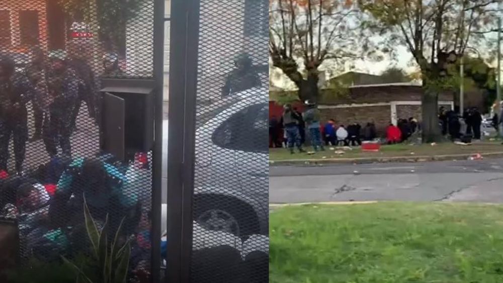 Los barras, contra la pared durante la requisa de la Policía.