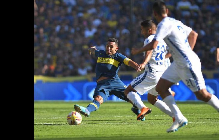 Carlos Tevez tuvo otro rendimiento con altibajos y fue reemplazado por Mauro Zárate.