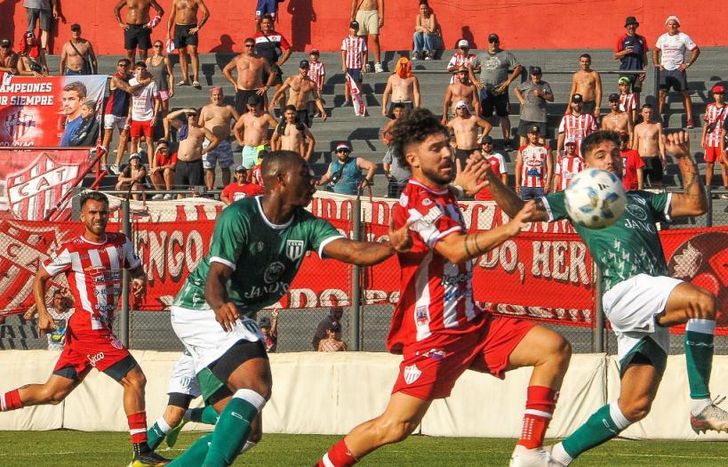 Donato elude la marca de Rentería.