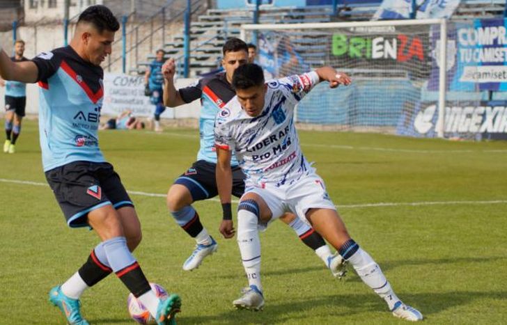 Contreras y Miceli acorralan al jugador de San Telmo.