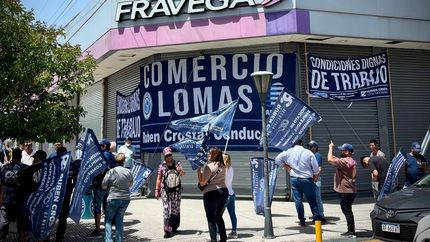 Protesta en la sucursal de Frávega en Temperley.