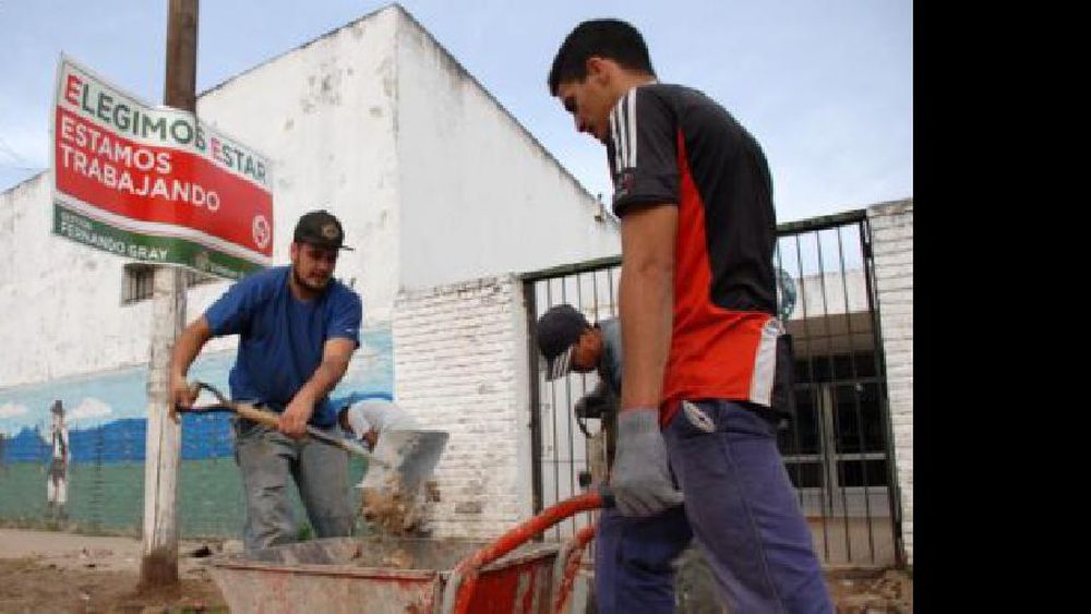 Les dan materiales a los vecinos para que hagan sus veredas