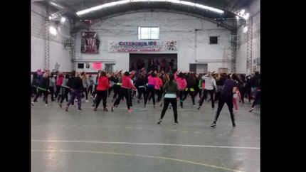 cientos de personas en una master class de zumba solidaria
