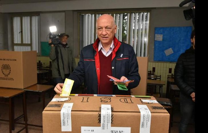 Antonio Bonfatti votó esta mañana en la escuela San Francisco de Asís, de Rosario.
