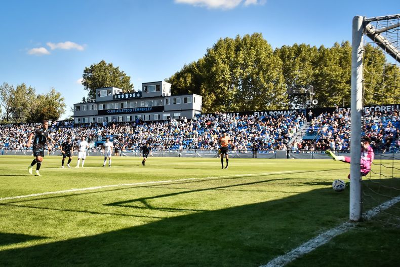 Marcos Echeverría puso el primero para Temperley de penal. Marcos Echeverría puso el primero para Temperley de penal.