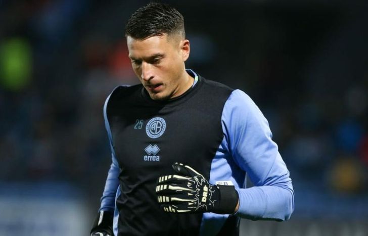 Losada presiona para salir.