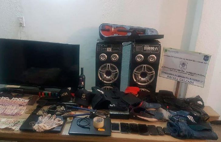 Secuestraron varias prendas con inscripción policial, armas de fuego y vehículos.