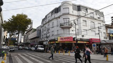 El edicio está situado en pleno centro de Lomas.
