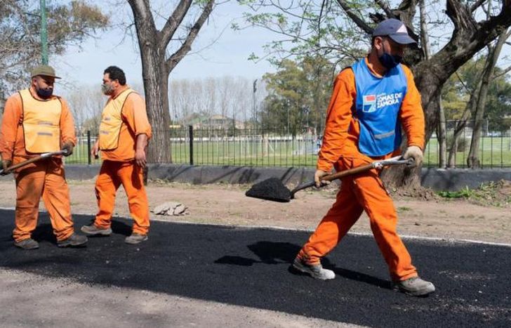 Las cuadrillas mejoraron la superficie de la pista.