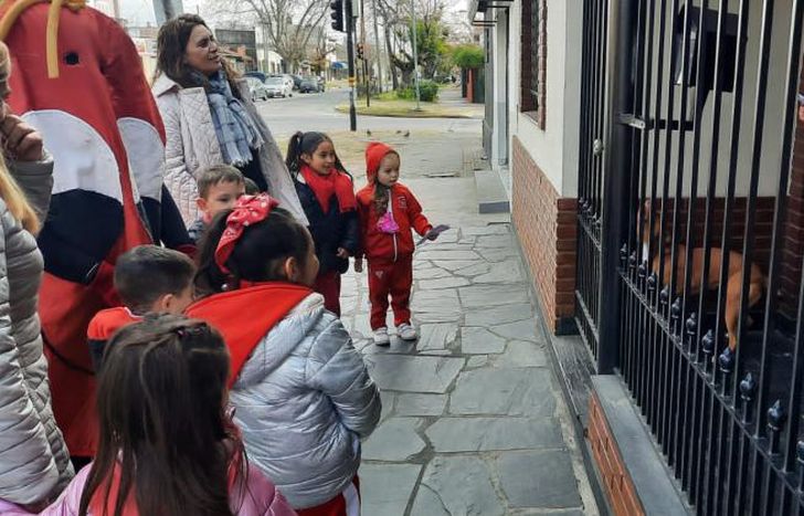 Invitando a los vecinos al gran festejo.