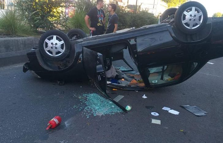Uno de los autos terminó volcado sobre la avenida Hipólito Yrigoyen.
