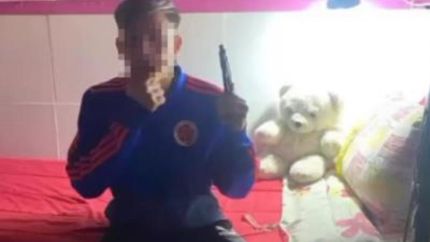 El adolescente sube fotos armado, y es considerado peligroso por sus tías.