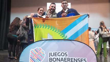 La pareja ganadora del oro junto al profesor de folklore lomense.