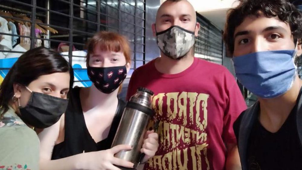 Se juntan en Alsina y Balcarce todos los jueves.